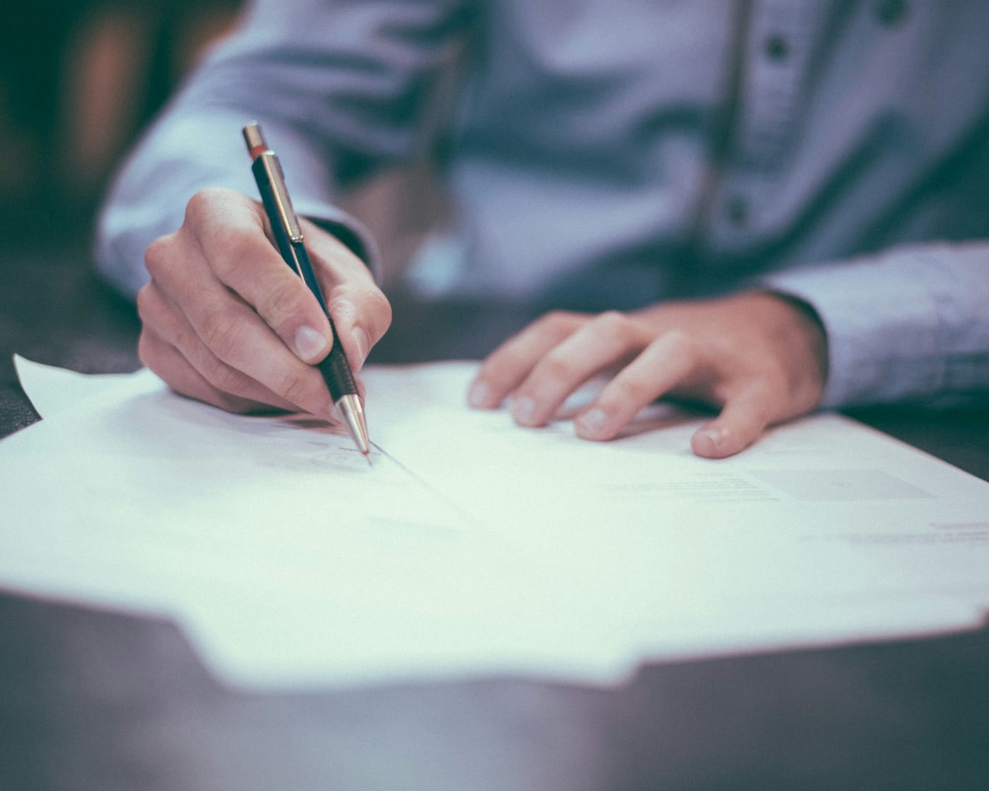 Manos escribiendo sobre un documento